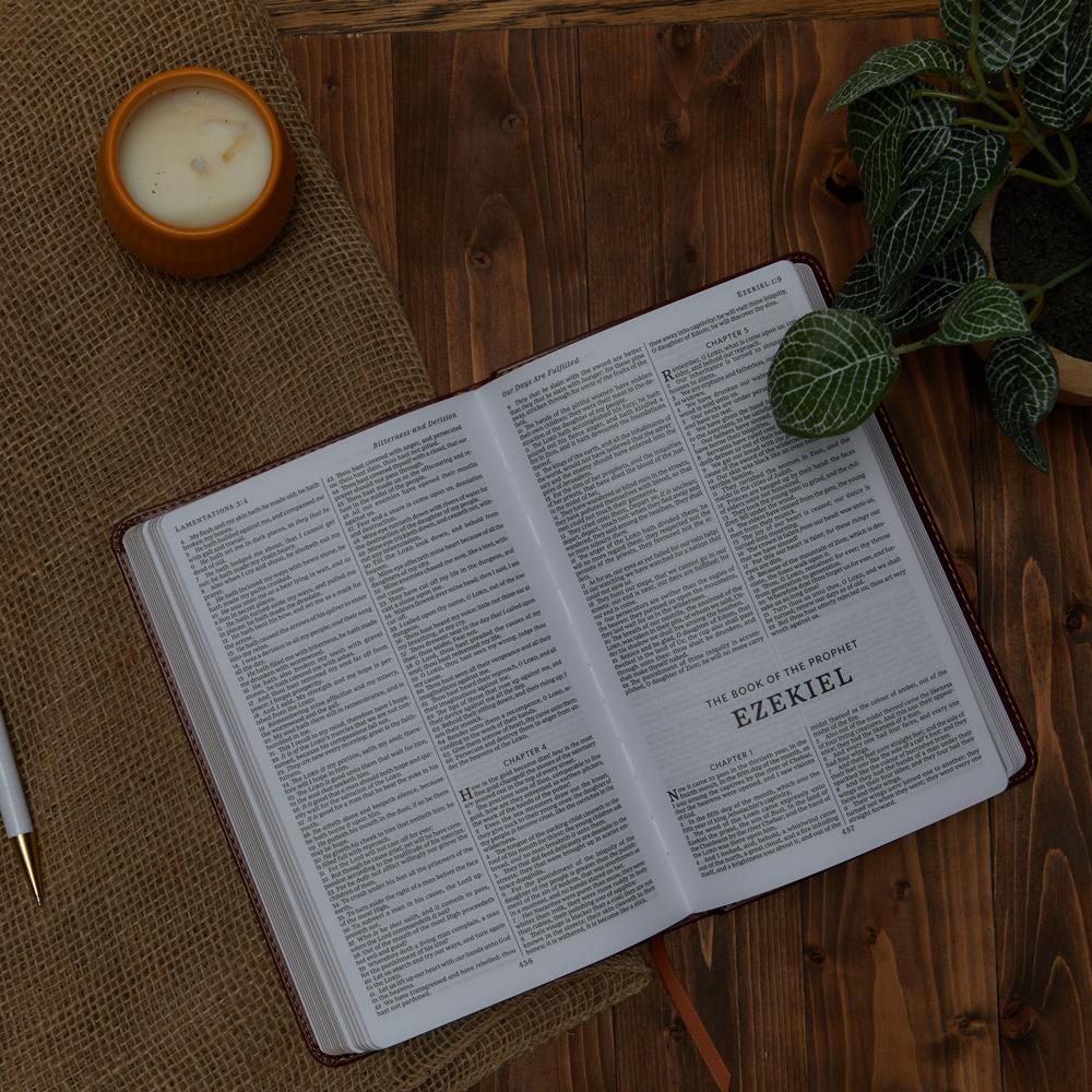 KJV, Deluxe Gift Bible, Red Letter Edition, Comfort Print - Image 22